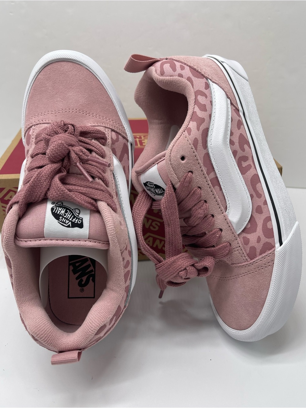 Vans WMNS Knu Skool
LEOPARD Misty Mauve
VN000D2TFPR Sneakers Skate
Leopard - Picture 11 of 15